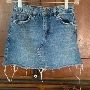 Raw-edged short denim skirt